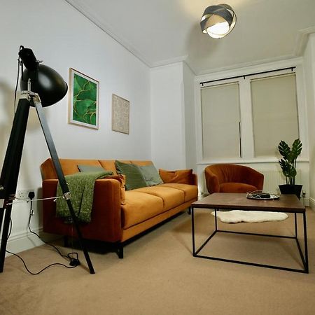 Spacious Two-Bedrooms House, Private Parking, Contractors, Relocators 옥스퍼드 외부 사진