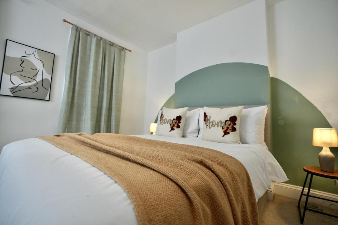 Spacious Two-Bedrooms House, Private Parking, Contractors, Relocators 옥스퍼드 외부 사진