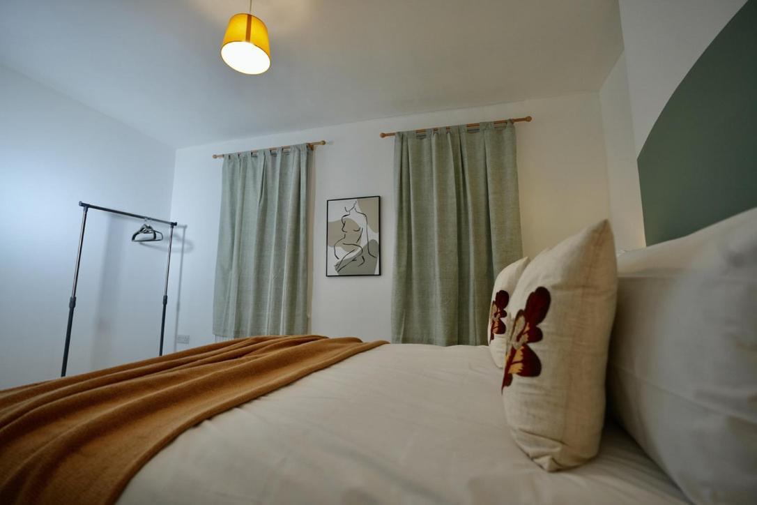 Spacious Two-Bedrooms House, Private Parking, Contractors, Relocators 옥스퍼드 외부 사진