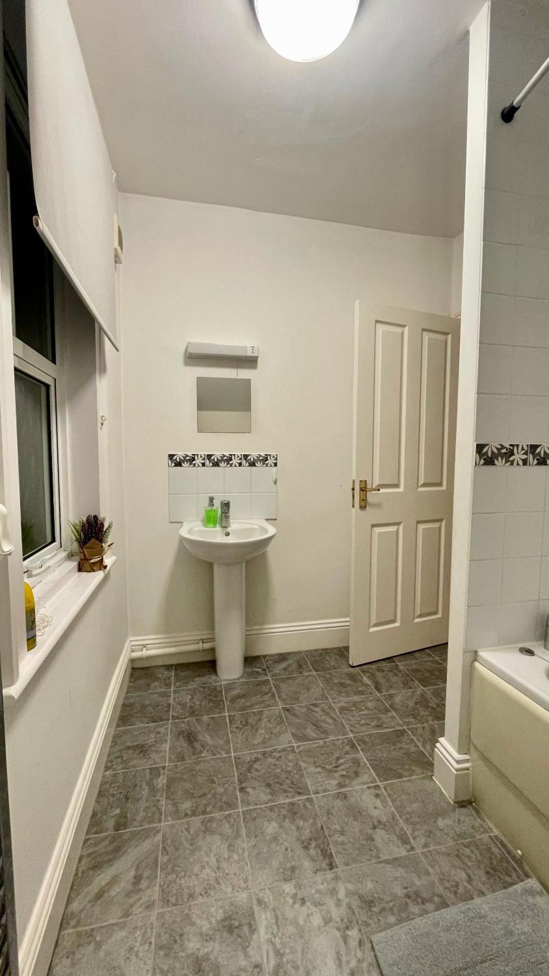 Spacious Two-Bedrooms House, Private Parking, Contractors, Relocators 옥스퍼드 외부 사진