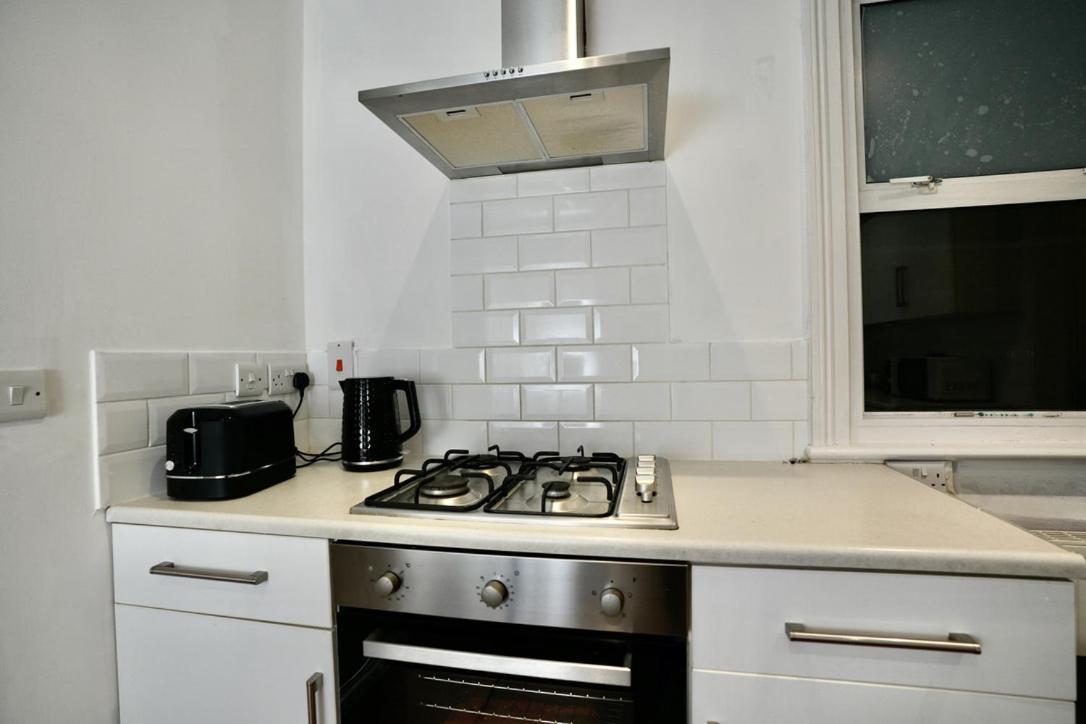 Spacious Two-Bedrooms House, Private Parking, Contractors, Relocators 옥스퍼드 외부 사진